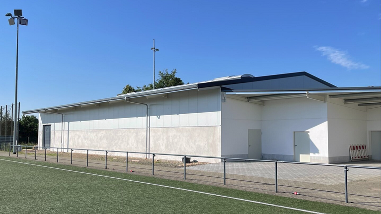 Auf diesem Bild sehen Sie die fast fertiggestellte Fassade der Halle, die sich direkt neben dem Sportplatz befindet.