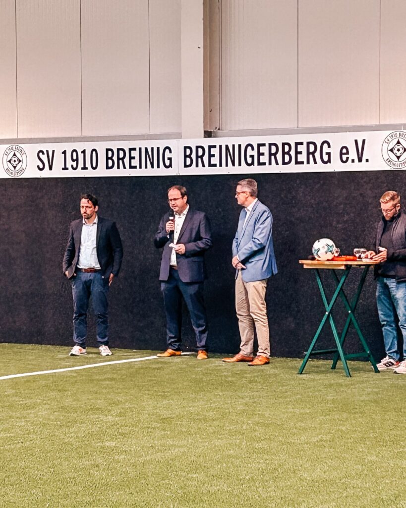 Auf dem Bild ist eine Szene aus der Eröffnungsfeier der neuen Soccerhalle des Spielverein 1910 Breinig zu sehen.